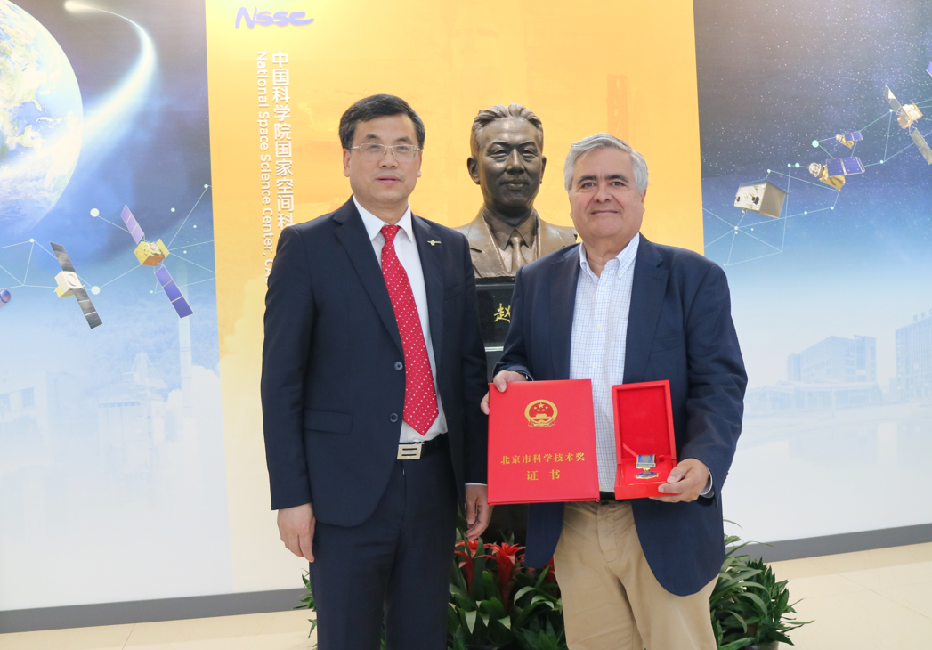 Prof. Chi WANG presented Zhongguancun Award for International Cooperation to Prof. Alvaro Gimenez